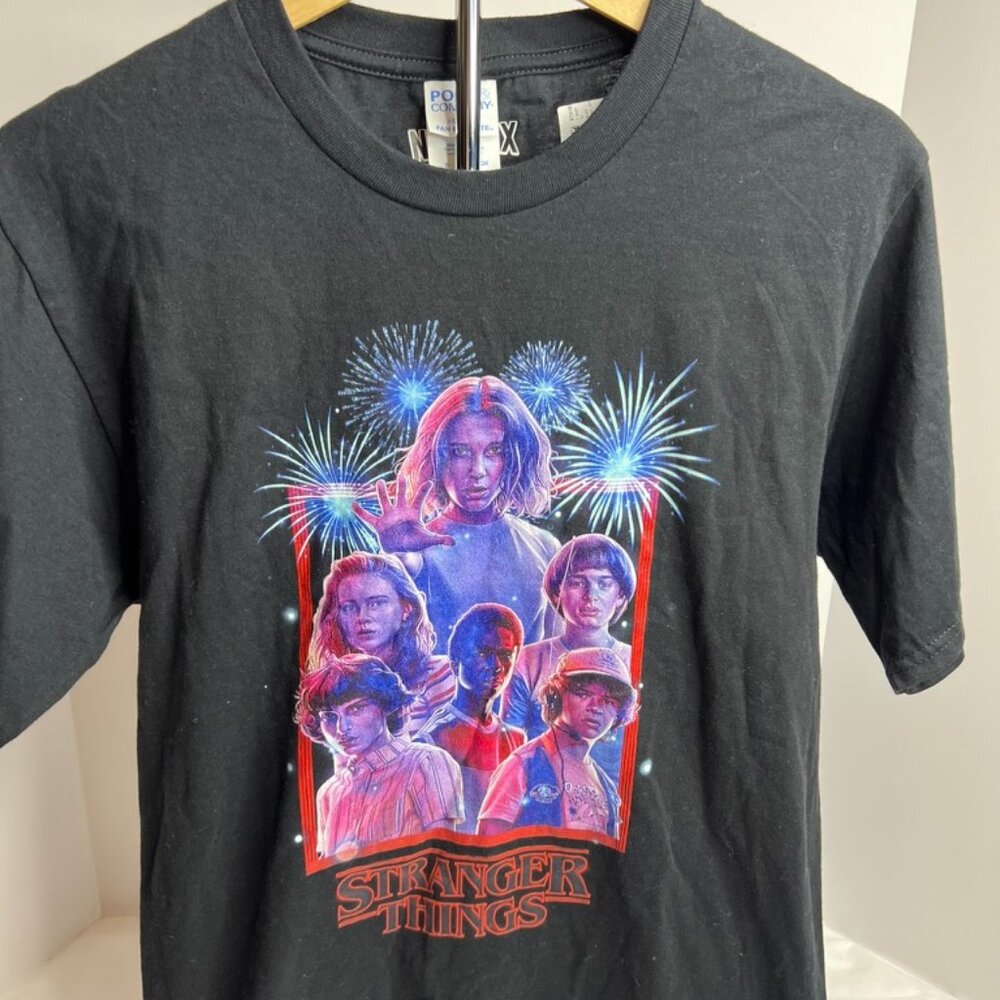 Stranger Things Fourth of July Fireworks Character Frame T-Shirt Size Small